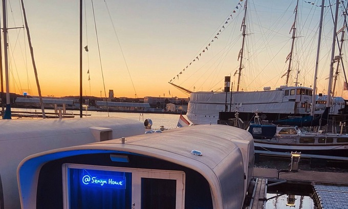 Centrum Boat Rental | Amazing location! Cozy houseboat in the heart of central Gothenburg.
