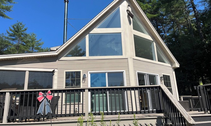 East Wakefield House | AMAZING LAKEFRONT HOUSE WITH PRIVATE DOCK, PRIVATE BEACH, 4 BEDROOMS, SLEEPS 12+