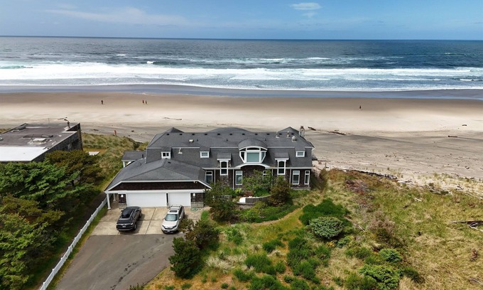 Neskowin House | Amazing Large Ocean Front Home - Direct Beach Access & Views Galore!