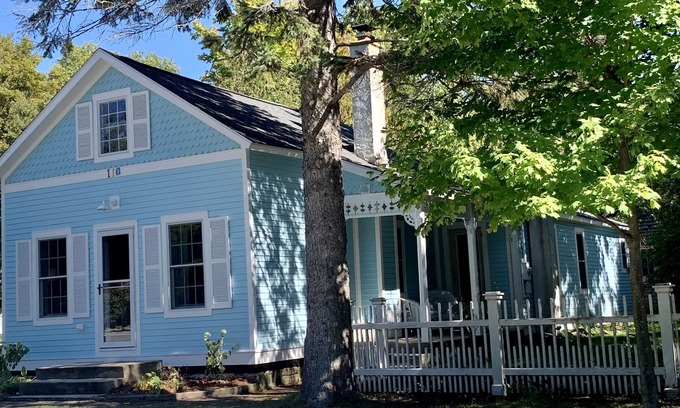 Leland House | AMAZING Leland location 3BR/2+Baths Access 4 LK MI/3 LK Leelanau BEACHES/sunsets