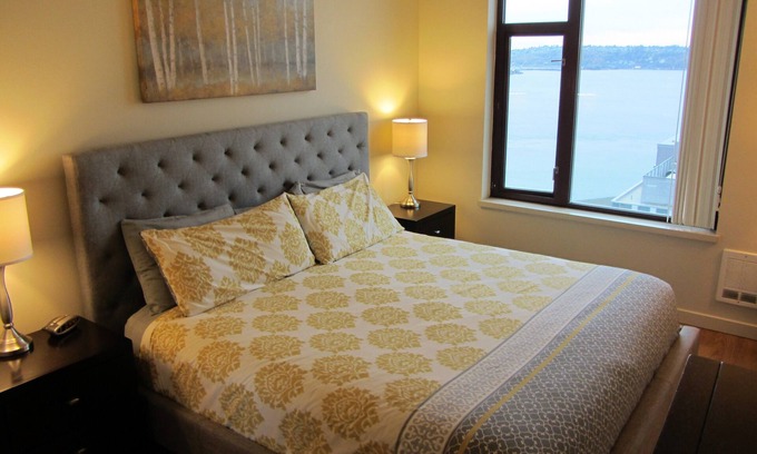 Downtown Seattle Apartment | Amazing Location by Pike Pl Market ~ Water Views ~ HUGE, Sleeps 8, 6 adults max