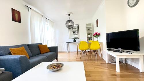 Tower Hamlets Apartment | Amazing Location - City of London- 2 Bedroom Stunning Canal View House With Private Garden,Parking & Balcony