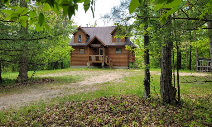 Irons Ski Chalet | Amazing location in Irons Michigan is the fabulous Cool Creek Chalet.