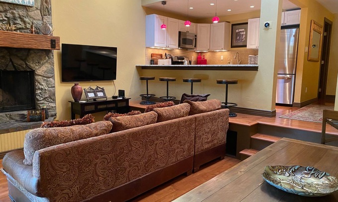 Vail House | Amazing location in West Vail… 10 Steps from the Matterhorn Bus Stop!