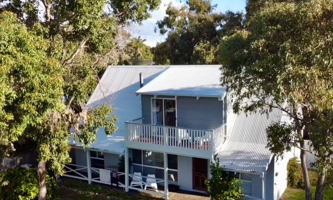 Dunsborough House | Amazing LOCATION! Only a 2 minute walk to both the beach and heart of town.