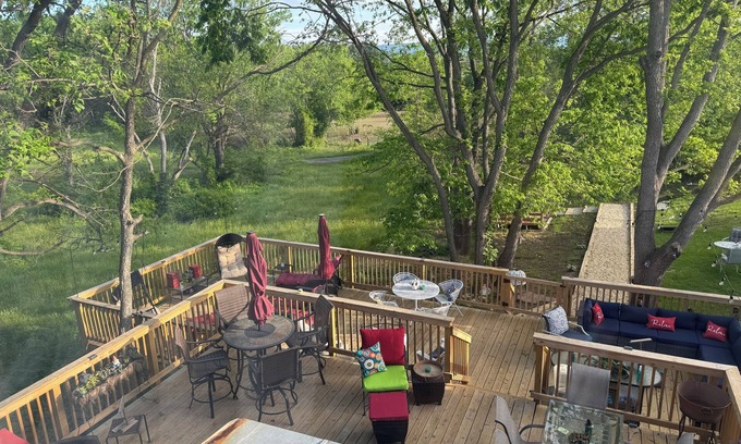 Luray House | 🌻AMAZING LOCATION, VIEWS & OUTDOOR SPACE for gatherings! Country Charm inside!