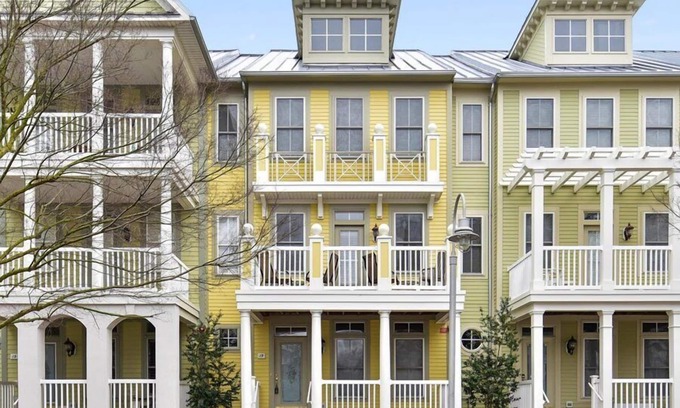 Sunset Island House | Amazing Luxury 5 Bedroom Townhouse with Free WiFi In Gated Community On Bayside With Indoor/Outdoor Pools, Private Beaches, Restaurant, And Only Ten Minutes From Beach! Linens included