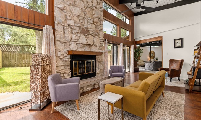 Panorama Village House | Amazing Midcentury Modern Home in Golf Course