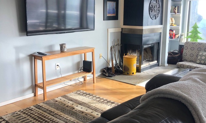 Nellysford Condo | Amazing Mountain views - Ski In Ski Out - Wifi - fireplace - Pets OK