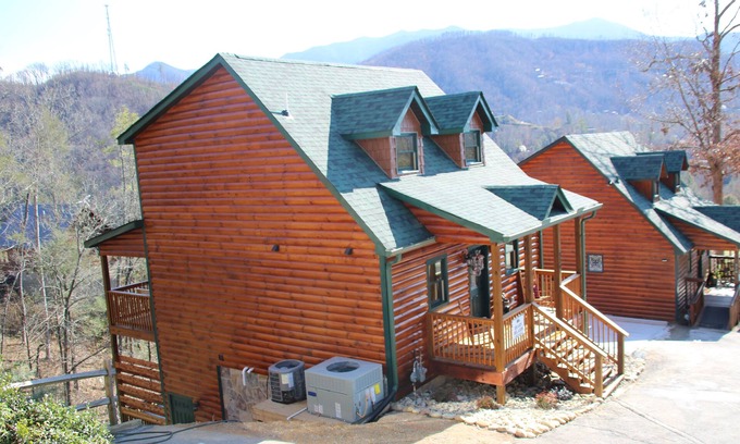 Gatlinburg Cabin | Amazing MTN Views/Location, Minutes to Gatlinburg, Hot Tub, Pool Table, WIFI