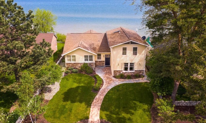 Pigeon House | Amazing North Shore Sandy Beach Front Home!