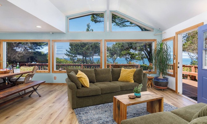 Agate Beach House | Amazing Ocean Views with Hot Tub, Family Friendlynn