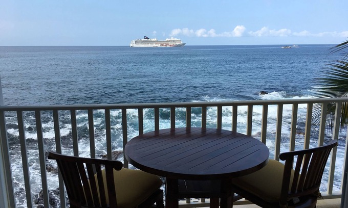 Kailua-Kona Condo | Amazing Oceanfront Condo π with Out of this World Ocean Views! π
- Hale Kona Kai 203