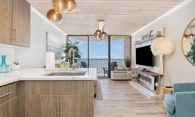 Myrtle Beach Condo | Amazing Oceanfront View! Full Kitchen! Fireplace!