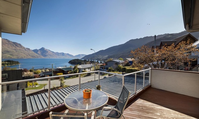 Queenstown Apartment | AMAZING Panoramic Lake Views! Minutes from downtown Queenstown.
