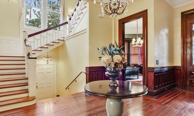Garden District Apartment | Amazing Parlor Unit on St Charles! Parades! Street Car!