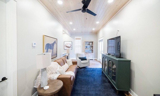 Laurel Ski Chalet | Amazing Property, Brand New, Coffee Bar, Walkable