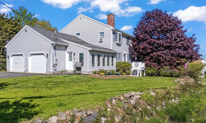 York Beach House | Amazing Rates! Walk to The Nubble Lighthouse