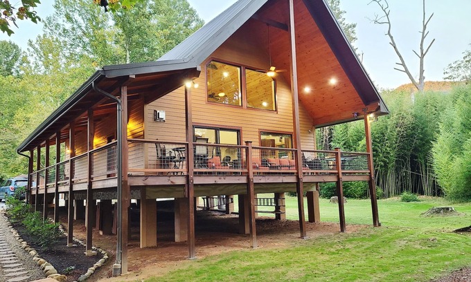 Franklin House | Amazing RIVERFRONT Cabin.