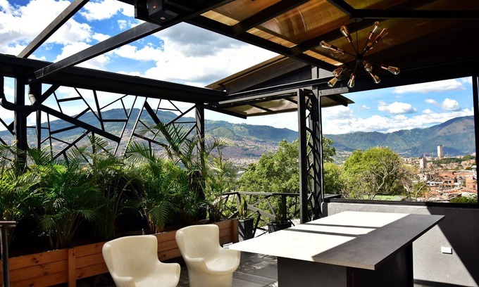 Medellin Apartment | Amazing Roofftop Apartment 3BDRM +Big Jacuzzi @Medellin's History District