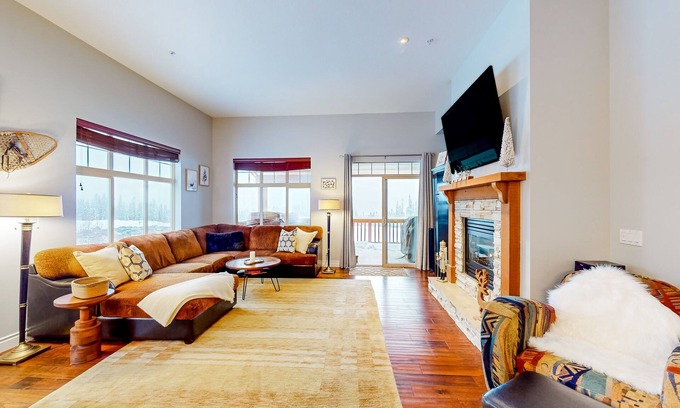 Big White Ski Resort Cabin | Amazing ski retreat with hot tub, fireplace, W/D & balcony views - walk to lifts