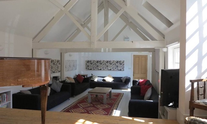 New Forest District House | Amazing Stables Building,with 12 bedrooms, Lyndhurst, centre of New Forest!