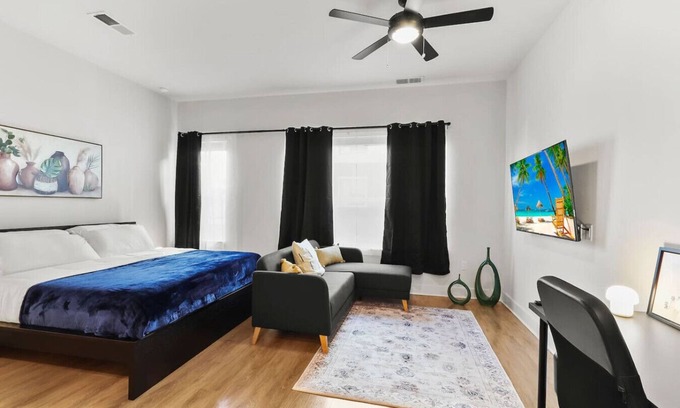 North Hyde Park Apartment | Amazing Studio | King Suite | Pool & Gym!