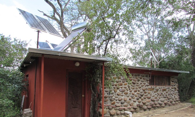 Thorny Bush Game Reserve House | Amazing "tree in lounge" Eco apartment with leopards passing by at night.