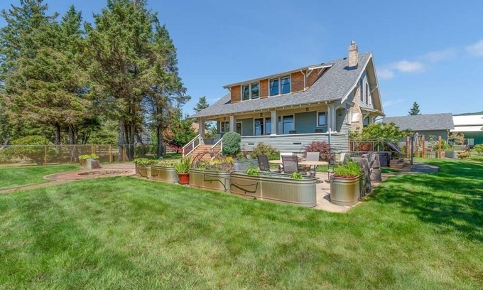 Chinook House | AMAZING VIEW, Waterfront, HOT TUB, Pets OK, Enclosed Yard (Bliss)