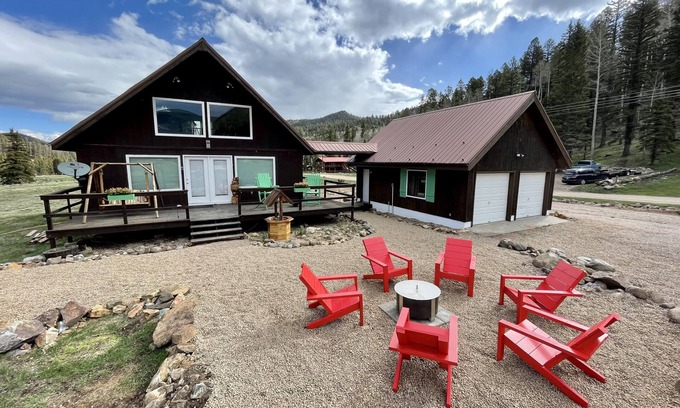 Red River Cabin | Amazing views for families with hot tub, fire pit, griddle, & more!