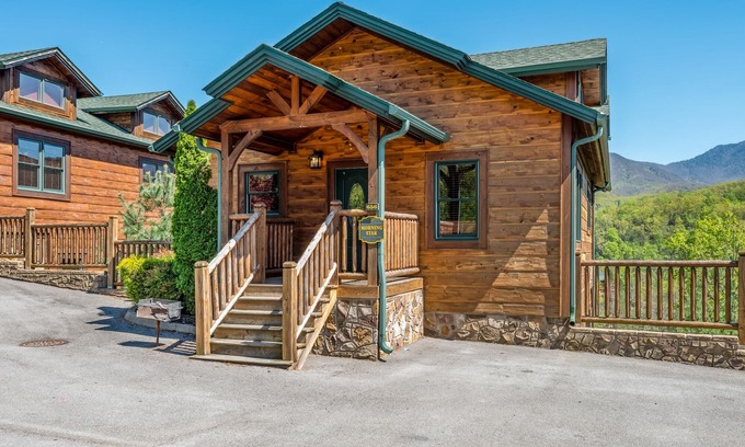 Gatlinburg Cabin | Amazing views! Great for couples & families. Near skiing in Gatlinburg