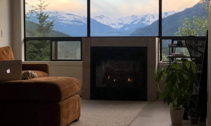 Whistler Creekside Apartment | Amazing Views, Hot tub & Slopeside