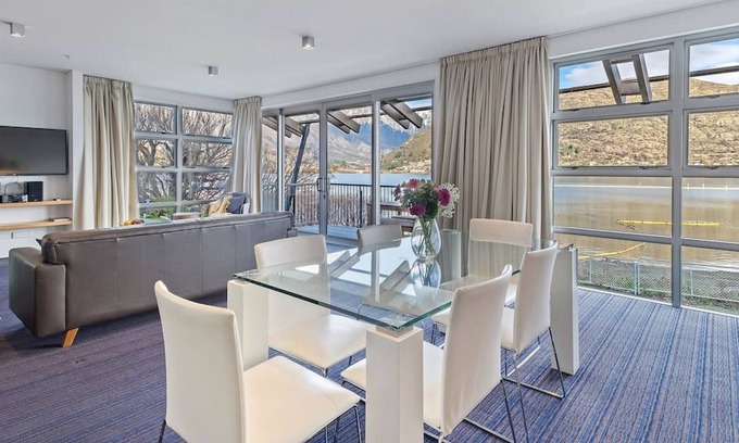 Frankton Apartment | Amazing views - Marina Quarters 206B