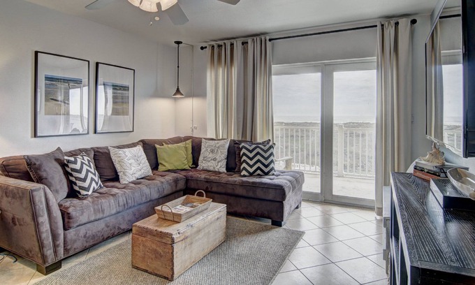 Port Aransas Condo | Amazingly updated 3 bedrm beachfront condo with community pool and beach access!
