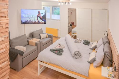 Graechen Apartment | Ambassador Yellow Home