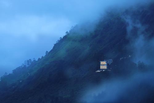 Pallivasal Hotel | Amber Dale Luxury Hotel & Spa, Munnar