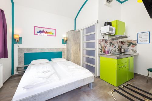 Inner City Budapest Apartment | Amber Gardenview Studios Downtown