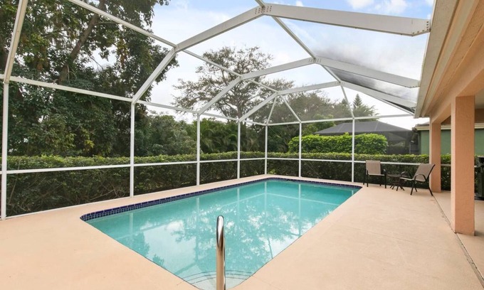 Central Naples House | Amenities, Pickleball, Tennis, etc! Ideal for Family Vacations! Sleeps up to 10!
