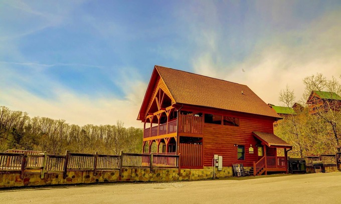 Gatlinburg - Pigeon Forge Cabin | American Adventure STARR CREST RESORT, Great Mnt Views! 3BD/3BA-2 Hot Tubs!