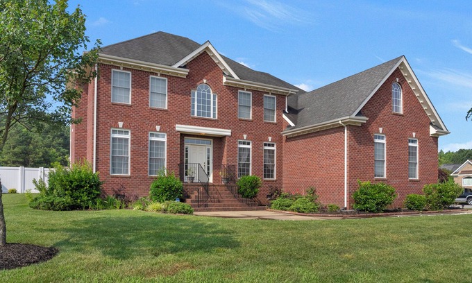 Virginia Beach House | American Colonial House near beach waterfront & shopping center