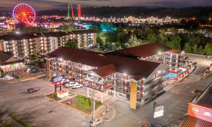 Pigeon Forge Hotel | Americana Inn a Travelodge by Wyndham