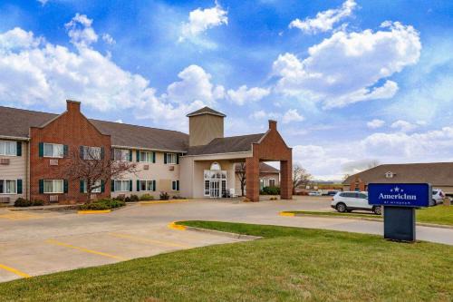 Pella Hotel | AmericInn by Wyndham Pella