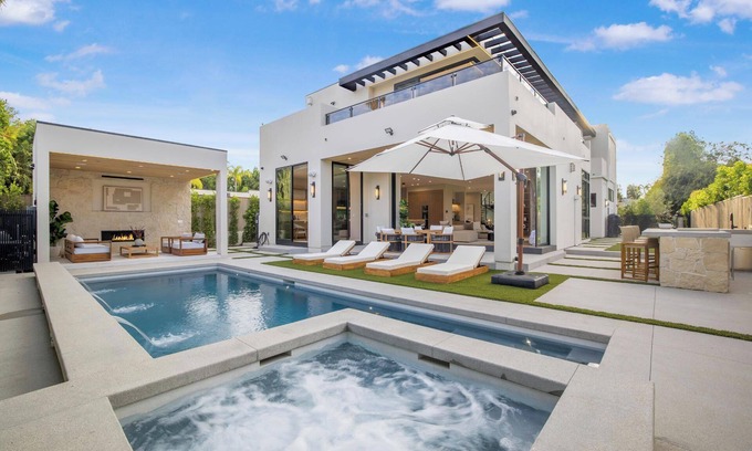Encino House | Amestoy Modern: Stunning 4BR Estate with Theater & Gym