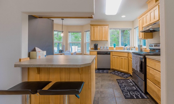 Kiwanda Shores House | Ammy's Beach House /Short Walk to Beach and Restaurants /BBQ /Jacuzzi