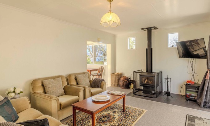 Te Anau Cottage | Amongst trees is this quaint cottage & within a 5-minute walk to town & beach