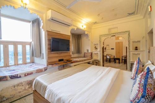 Lake Swaroop Sagar Hotel | Amoraya Udaipur