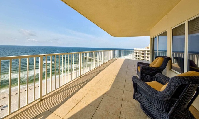 Orange Beach Condo | Ample corner unit on white sands in Orange Beach