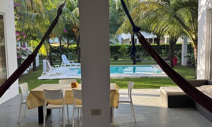 Costa Del Sol Villa | Amplia Villa, ideal para relajarse, caminar por jardines y disfrutar del mar.