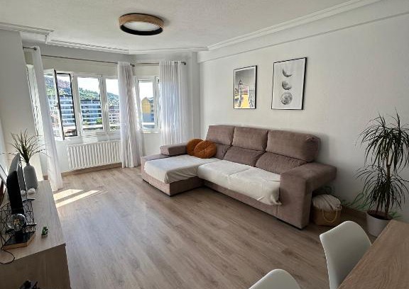 Las Campas y San Claudio Apartment | Amplio alojamiento en Oviedo