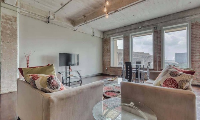 Downtown Dallas Apartment | Amyfinehouse | Breakfast + Valet + Pool + Gym Access